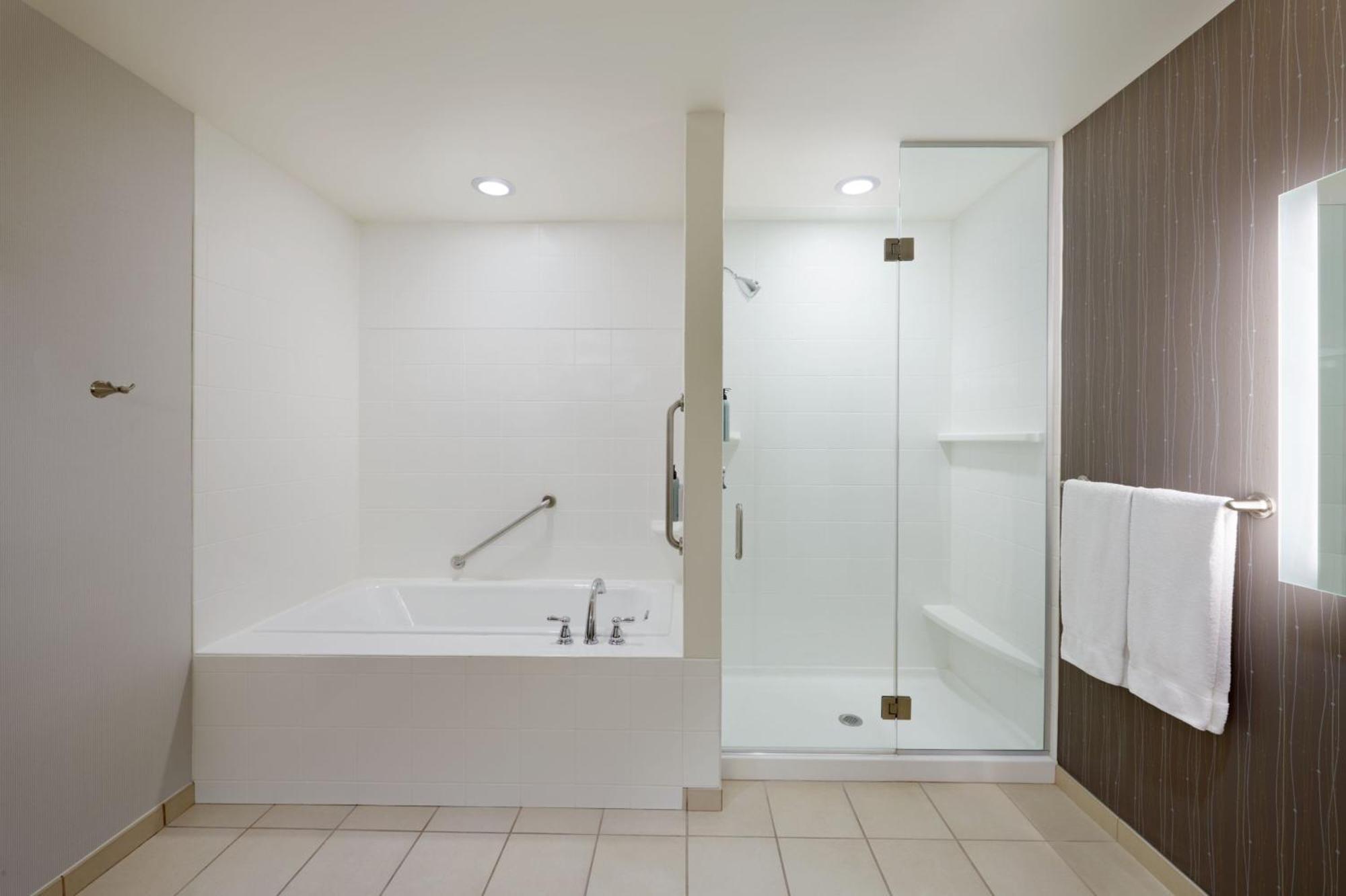 Hotel Courtyard By Marriott Ottawa East Extérieur photo